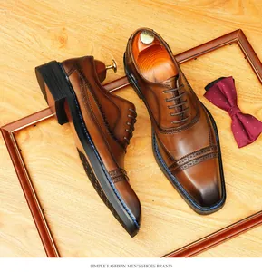 Vue détaillée des chaussures Oxford en cuir marron avec brogue élégante et coutures bleues