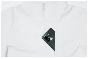 Dettaglio della giacca outdoor bianca con tasca funzionale con zip per smartphone