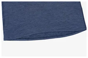 Detailaufnahme der Saumnaht und des blauen melierten Stoffes eines Sportoberteils
