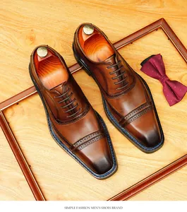 Vue de dessus des chaussures Oxford brogue en cuir marron avec finition cirée et bout carré