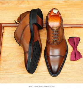 Vue détaillée de chaussures Richelieu en cuir marron patiné pour homme pour événements.