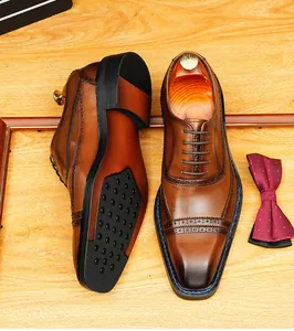 Vue détaillée de chaussures Oxford en cuir poli marron avec brogue et bout carré élégant