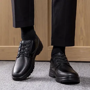 Schwarze Herren-Freizeitschuhe aus echtem Leder mit rutschfester Sohle und Narbung.