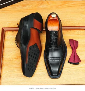 Vue détaillée de chaussures Oxford en cuir noir avec bout carré et perforations richelieu.