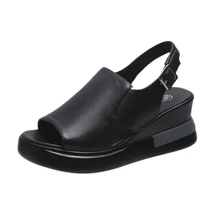 Schwarze Plateausandalen für Damen mit Keilabsatz und verstellbarem Riemen im Detail