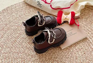 Elegante dunkelbraune Lederschuhe für Mädchen im britischen Stil mit Spitze und Schleife