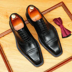 Chaussures richelieu classiques en cuir noir pour hommes avec bout carré et détails brogue