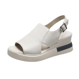 Elegante weiße Keilsandaletten für Damen mit dicker Plateausohle und Schnallenriemen