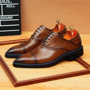 Chaussures richelieu classiques en cuir marron à bout rapporté pour hommes.