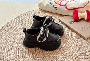 Schicke schwarze Lederschuhe für Mädchen mit Spitze und Schleife in gemütlicher Umgebung