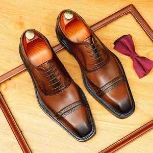Chaussures Oxford en cuir marron classique avec détails brogues et bout carré