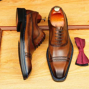 Chaussures Richelieu en cuir marron poli pour hommes avec bout carré et détails brogues