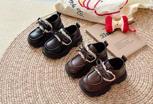 Detailansicht der britischen Leder-Loafer für Mädchen in Schwarz und Braun.