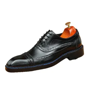 Chaussures Oxford élégantes en cuir noir avec des détails richelieu et bout carré chic