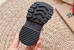 Rutschfeste weiche schwarze Sohle Details von Kleinkind Prinzessin Lederschuhen.