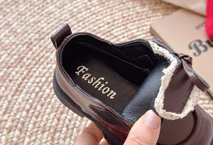 Detailansicht brauner Mädchen-Lederschuhe mit Spitzenbesatz und weicher Innensohle