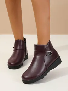 Botines antideslizantes burdeos para mujer con suela blanda y hebilla de strass brillo