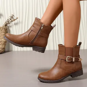 Vue détaillée de bottines Chelsea marron style western avec boucle et talon épais