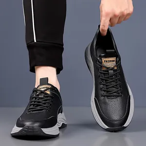 Modische Herren-Sneaker aus schwarzem Echtleder mit dicker grauer Sohle und Belüftung