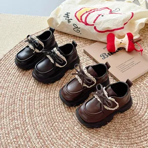 Chaussures en cuir pour filles style britannique avec nœud en dentelle et semelle souple.