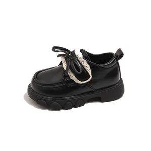 Élégantes chaussures en cuir noires pour filles avec dentelle et nœud semelles souples