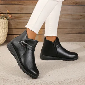 Vista lateral detallada de botas de invierno negras cómodas y antideslizantes mujer