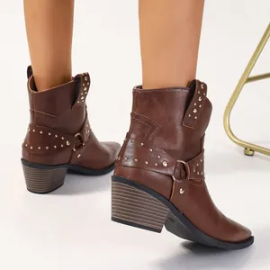 Vue détaillée de bottines Chelsea western marron avec clous dorés et talons épais carrés