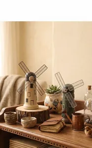 Salvadanai decorativi vintage a forma di mulino a vento su uno scaffale in legno rustico