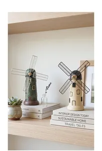 Statuette decorative vintage a forma di mulino a vento su libri per scaffali casa