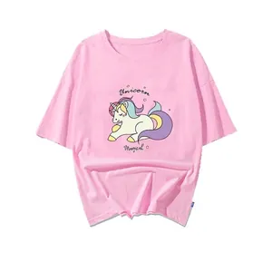 Adesivo per trasferimento termico a forma di unicorno su maglietta rosa con testo