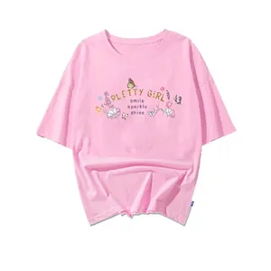 T-shirt en coton rose avec un motif délicat de papillon et fleurs avec texte