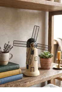 Salvadanaio decorativo a forma di mulino a vento vintage su scaffale in legno con piante.