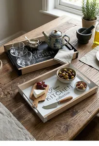 Detailansicht von minimalistischen Holz- und Eisen-Serviertabletts für Snacks und Tee.