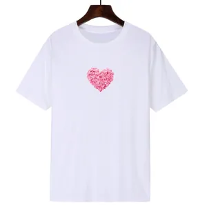 Kleine roze bloemen hart strijkapplicatie voor kleding op een wit T-shirt decor