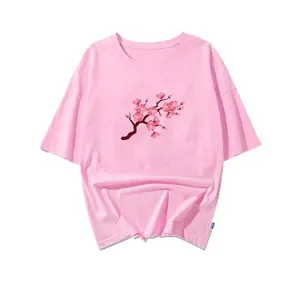 T-shirt rose à manches courtes avec un imprimé floral délicat de fleurs de cerisier