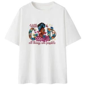Vue détaillée d'un t-shirt blanc avec un imprimé transfert de fille noire religieuse colorée
