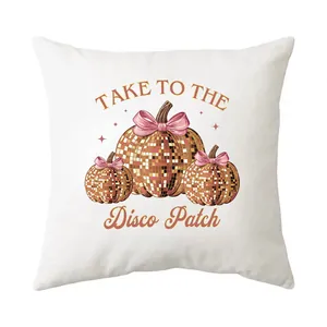 Detalle del diseño de calabaza disco con lazos rosas en una funda de almohada