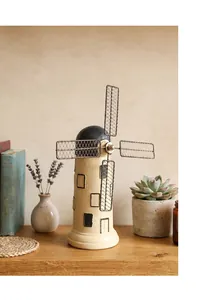 Salvadanaio vintage a forma di mulino a vento su scaffale di legno con lavanda.