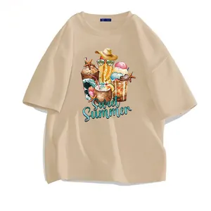 Détail de l'imprimé graphique 'Sweet Summer' sur un t-shirt en coton beige à manches courtes