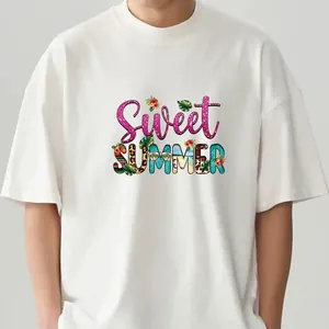 Gros plan du transfert thermique Sweet Summer à motif tropical sur un t-shirt en coton blanc