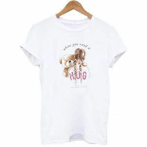 T-shirt bianca a maniche corte con grafica di una ragazza che abbraccia un orsetto