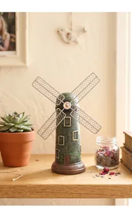 Decorazione vintage a forma di mulino a vento in resina verde per una casa rustica