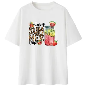 Vue détaillée de l'imprimé thermique Sweet Summer avec texte léopard sur t-shirt blanc.