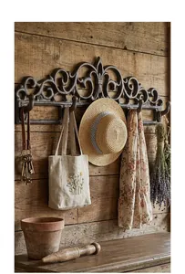 Rustieke vintage gietijzeren decoratieve wandhaken met een lelie krulpatroon ontwerp