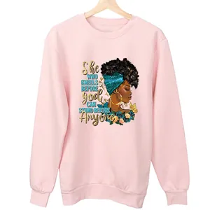 Gros plan du motif thermocollant portrait femme noire sur sweat-shirt rose