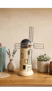 Salvadanaio mulino vintage su scaffale in legno con decoro di lavanda e succulente.