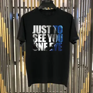 T-shirt noir minimaliste avec impression de lettres galaxie 'JUST TO SEE YOU ONE EYE'