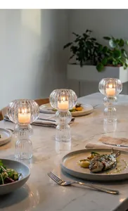 Drei elegante gerippte Glas-Kerzenhalter für eine romantische und stilvolle Tischdekoration