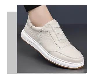 Detailansicht von Herren-Leder-Slippern mit genarbtem Leder und weißer Sohle