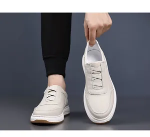 Nahaufnahme hochwertiger Herren-Slipper aus Leder in Off-White-Farbe